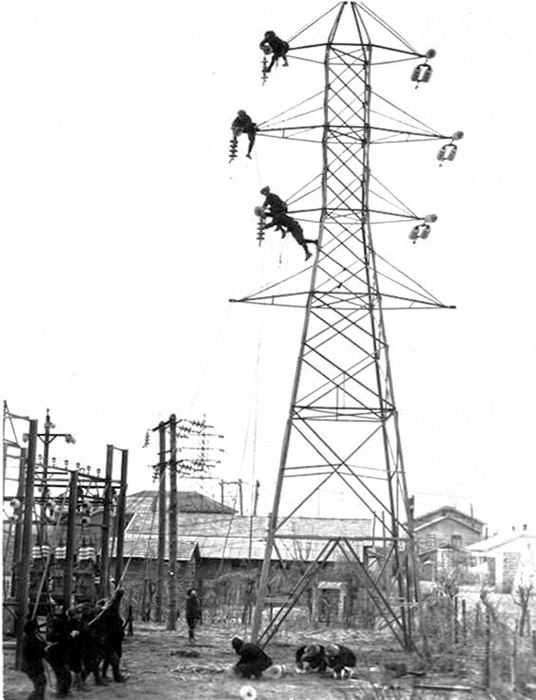 1950年11月，安东电业局职工抢建66千伏义东线。.jpg